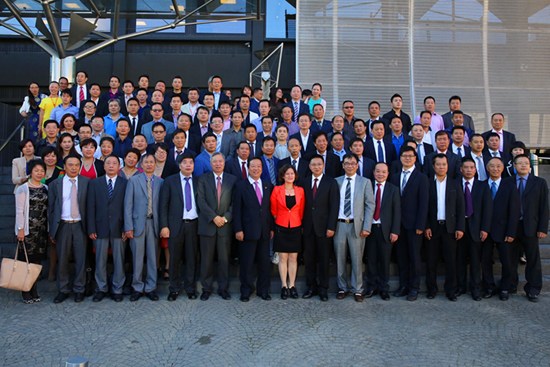 中國僑網(wǎng)與會嘉賓與參會部分代表合影。(法國《歐洲時報》德國版/胡旭東 攝)