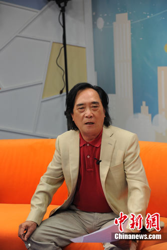 中國(guó)僑網(wǎng)9月17日,中國(guó)僑網(wǎng)聯(lián)合中新網(wǎng)特邀旅美著名華裔畫(huà)家王鑫生做客視頻訪談《人物對(duì)話間》。(田博川 攝)