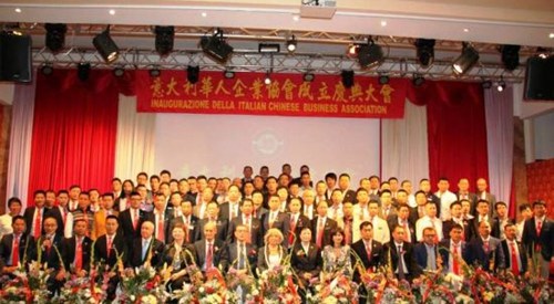 中國僑網中國駐米蘭總領館廖菊華總領事、米蘭當?shù)卣鸵獯罄A人企業(yè)協(xié)會首屆會長團合影。(意大利歐聯(lián)通訊社)