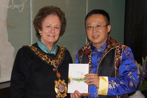 中國僑網(wǎng)貝學(xué)賢向倫敦嘉賓致贈(zèng)《相約廣西》宣傳片
