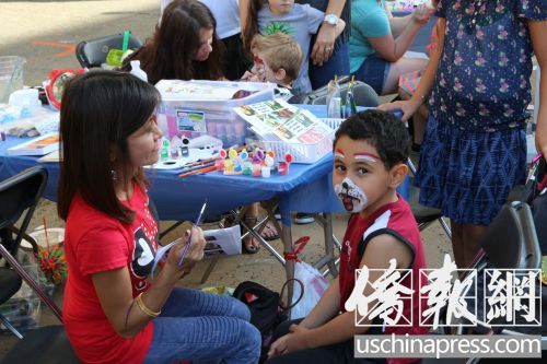 中國(guó)僑網(wǎng)中菲混血的藝術(shù)家維多利亞為小朋友現(xiàn)場(chǎng)勾畫。(美國(guó)《僑報(bào)》/宋?D 攝)