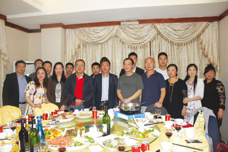 中國僑網(wǎng)會(huì)員合影留念。(南非華僑新聞網(wǎng))