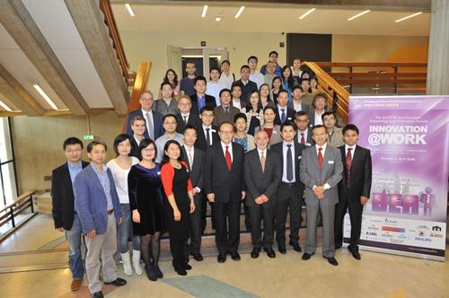 中國僑網(wǎng)論壇上,中國駐荷蘭大使陳旭與荷蘭華人學者工程師協(xié)會部分參會代表合影留念。