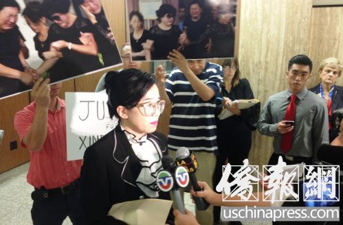 中國(guó)僑網(wǎng)律師蔡玟慧在法庭外接受媒體的采訪。(美國(guó)《僑報(bào)》/邱晨 攝)