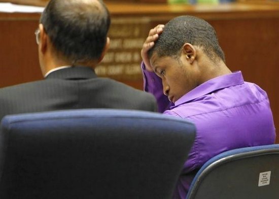 中國(guó)僑網(wǎng)博爾登(右)向囚犯吹噓偷車陰謀