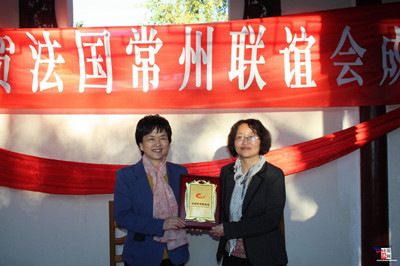 中國僑網(wǎng)市委常委、統(tǒng)戰(zhàn)部部長張躍向石巧芳會長授牌