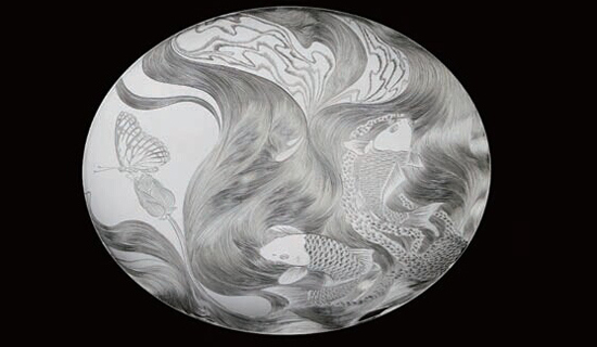 中國僑網(wǎng)手工雕刻“水”盤。(法國《歐洲時報(bào)》英國版/受訪者提供)