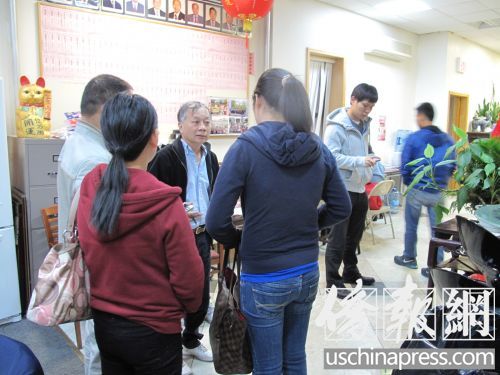 中國僑網(wǎng)滅門案女死者李海燕的弟弟李明發(fā)夫婦及親友10日到聯(lián)成公所向趙文笙求助。(美國《僑報(bào)》/葉永康 攝)