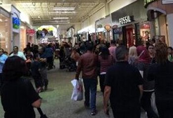 中國(guó)僑網(wǎng)購(gòu)物人潮洶涌。(美國(guó)《世界日?qǐng)?bào)》/張宏 攝)