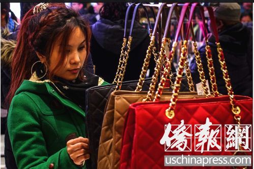 中國僑網(wǎng)華人黑色星期五認(rèn)真選購商品。(美國《僑報(bào)》/宋?D 攝)