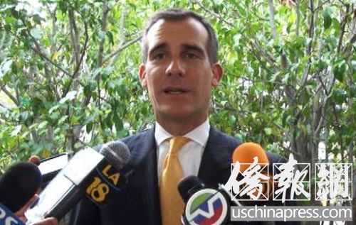 中國僑網(wǎng)洛杉磯市長賈希提在洛杉磯市府接受媒體訪問。(美國《僑報(bào)》/邱晨)