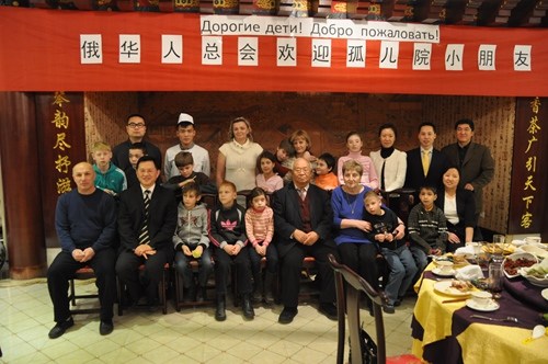 中國僑網(wǎng)捐贈儀式后合影留念