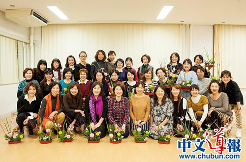 中國僑網花藝講座結束后歡樂合影(日本《中文導報》/潘遡 攝)
