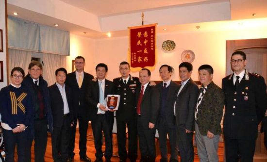 中國僑網(wǎng)米蘭僑社向憲兵總部贈送“意中友誼,警民一家” 錦旗。(意大利歐聯(lián)通訊社)