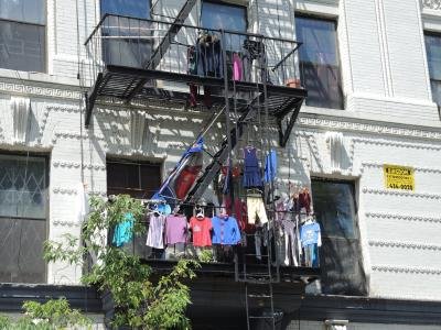 中國(guó)僑網(wǎng)紐約個(gè)別華人時(shí)常當(dāng)街晾曬內(nèi)衣褲,滿(mǎn)街招展的“萬(wàn)國(guó)旗”讓當(dāng)?shù)厝算等弧?美國(guó)《世界日?qǐng)?bào)》/李玥 攝)