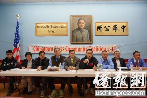 中國僑網(wǎng)華裔關(guān)愛社區(qū)聯(lián)盟與記者會到場嘉賓合影。(美國《僑報》/陳辰 攝)