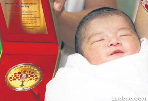 中國僑網(wǎng)譚家女嬰Chloe成為新加坡首名金禧寶寶。國家送給她的禮物包括1日首次亮相的紀(jì)念章。(新加坡《聯(lián)合早報》/曾坤順 攝)