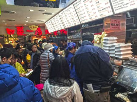 中國僑網(wǎng)紐約法拉盛餐館里華裔食客將餐館圍得水泄不通。(美國《僑報》/鄒斌 攝)