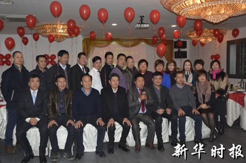 中國僑網(wǎng)文成會會長團(tuán)成員向祖國人民拜年。(意大利《新華時報》)