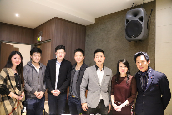 中國(guó)僑網(wǎng)“巴黎美姿群”群主胡凌燕(右2),法國(guó)華人電腦協(xié)會(huì)會(huì)長(zhǎng)張海平(右1)與唐明敏(右3)等華二代活動(dòng)組委會(huì)成員。(法國(guó)《歐洲時(shí)報(bào)》/孔帆 攝)