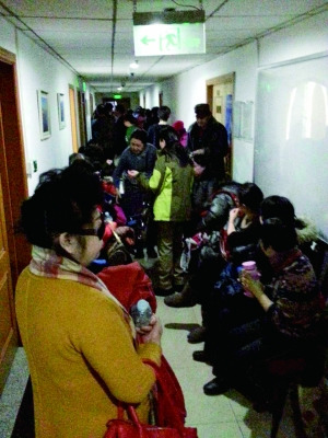 中國(guó)僑網(wǎng)游客們?cè)谑新糜挝对V