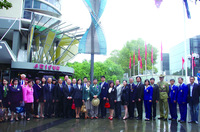 中國僑網(wǎng)悉尼各獅子會(huì)代表在華埠紀(jì)念碑前合影。(澳大利亞《星島日報(bào)》)