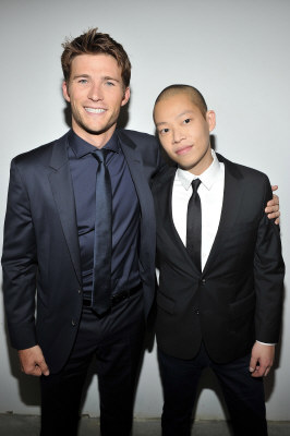 中國僑網吳季剛(右)去年出席BOSS秋冬服裝秀。(美國《世界日報》檔案照)