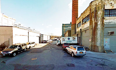 中國僑網圖中右邊建筑物擬被改建成游民收容所。(美國《星島日報》)