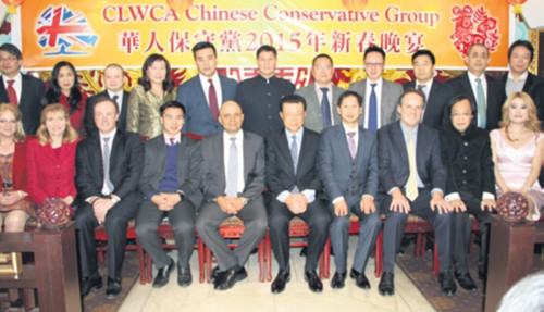 中國僑網(wǎng)晚宴與會人員合影留念。(法國《歐洲時(shí)報(bào)》英國版/嚴(yán)振羽 攝)