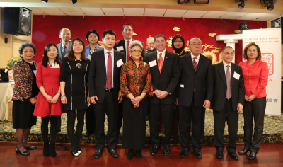 中國僑網(wǎng)全美華人協(xié)會新任全體理事會理事向大家拜年。(美國《世界日報》/張蕙燕 攝)