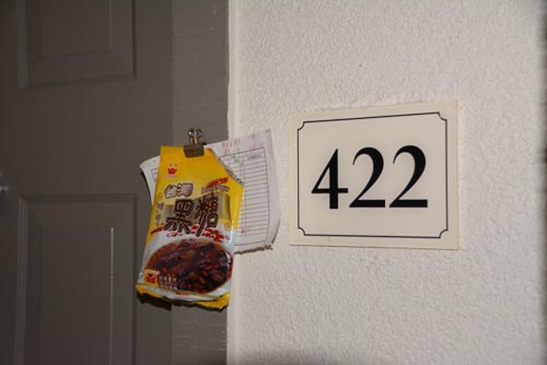 中國(guó)僑網(wǎng)位于庫(kù)卡蒙加牧場(chǎng)維多利亞花園購(gòu)物中心附近一月子中心門(mén)口放有月子餐單及紅糖。(美國(guó)《世界日?qǐng)?bào)》/啟鉻 攝)