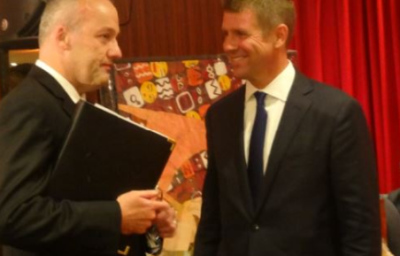 中國僑網(wǎng)貝爾德(Mike Baird)與反對(duì)黨新州工黨領(lǐng)袖陸富利。(澳洲新快網(wǎng) 供圖)