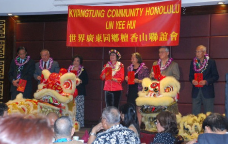 中國僑網(wǎng)夏威夷廣東同鄉(xiāng)聯(lián)誼會新理事接福納祥。(美國《世界日報》/陳艷群 攝)