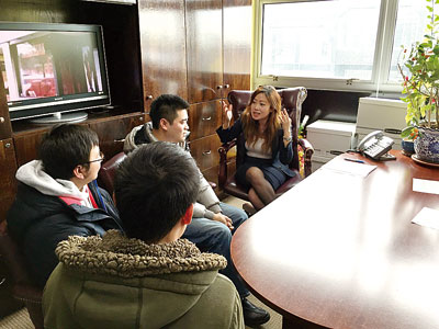 中國(guó)僑網(wǎng)3名無(wú)證移民將通過(guò)申請(qǐng)“白卡豁免”,迂回獲得綠卡。(美國(guó)《星島日?qǐng)?bào)》)