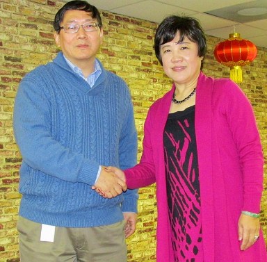 中國僑網(wǎng)亞特蘭大湖北同鄉(xiāng)會新會長劉志強(qiáng)(左)與卸任會長劉俐(右)。(美國《世界日報(bào)》/安方 攝)