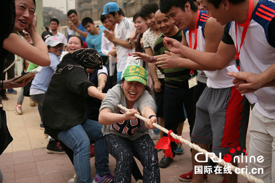 中國僑網(wǎng)運動會上的女子拔河比賽 黃元鵬攝