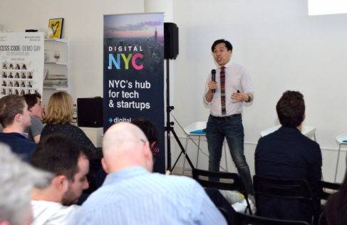 中國僑網(wǎng)推廣高科技的非營利組織皇后區(qū)聯(lián)盟創(chuàng)辦人許居逵呼吁民眾加入科技業(yè)。(美國《世界日報》/朱澤人 攝)