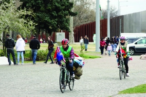 中國(guó)僑網(wǎng)賴立坤和張慧在騎車環(huán)游世界的路上