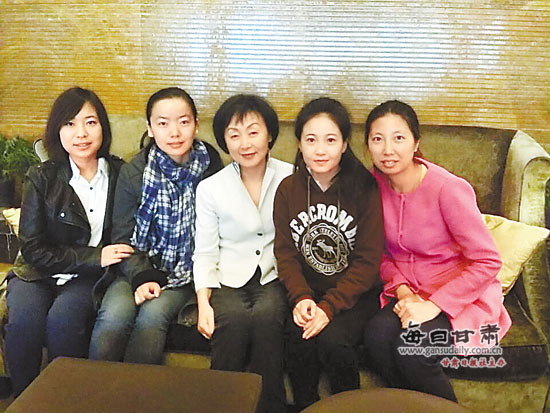 中國僑網(wǎng)田青青(中)和她資助的學(xué)生。記者 沈麗莉