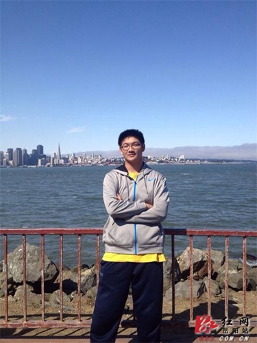 中國僑網(wǎng)陳燁祺在加州舊金山灣的海邊