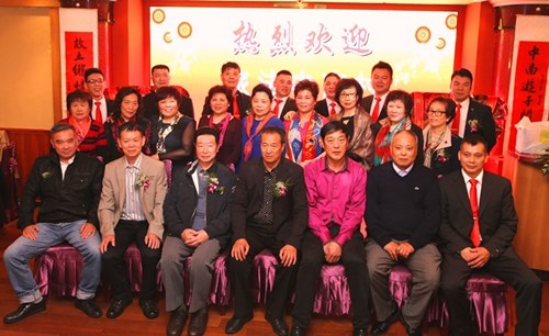 中國僑網(wǎng)組委會代表與村里的老人代表們合影。(法國《歐洲時報》)