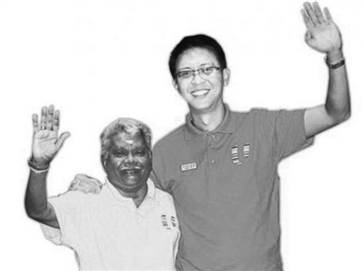 中國(guó)僑網(wǎng)圖為華人小伙謝慶錠(右)。 來(lái)源:中新網(wǎng)