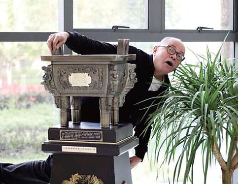 中國僑網(wǎng)66歲的“土豪duang”有時(shí)候很頑皮。