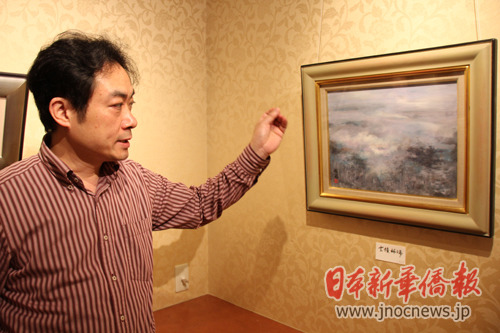 中國僑網金醒石介紹畫作。(日本《新華僑報網》)
