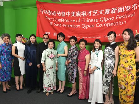 中國僑網(wǎng)ICN紐約僑聲廣播電視臺臺長李豐(左6)等主辦和協(xié)辦機構(gòu)代表在記者會上。(美國《僑報》/林菁 攝)