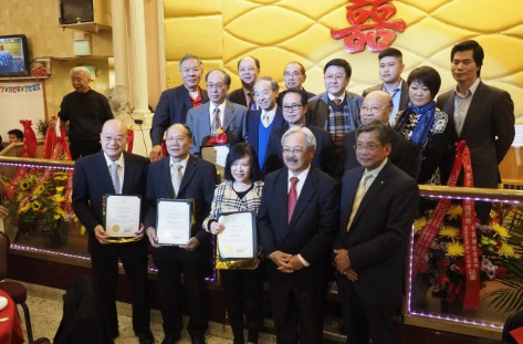 中國(guó)僑網(wǎng)李孟賢市長(zhǎng)(前右二)向舊金山中華總商會(huì)董事頒發(fā)賀狀。(美國(guó)《世界日?qǐng)?bào)》/關(guān)文杰 攝)