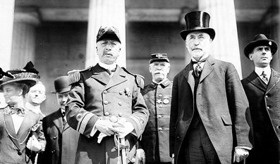 中國僑網(wǎng)程璧光陪同紐約市長William Jay Gaynor檢閱海圻艦水兵。(環(huán)球時報)