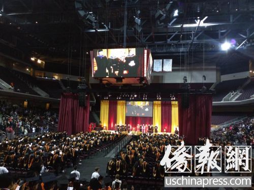 中國僑網(wǎng)南加州大學(xué)15日舉辦的畢業(yè)典禮。(美國僑報 李幟一 攝)