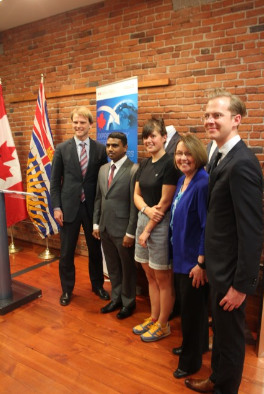 中國僑網(wǎng)亞歷山大(左一)與龐雪莉(右二)歡迎新移民到來。(加拿大《世界日報》/倪怡婧 攝)