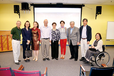 中國僑網(wǎng)常昌富(左四)與本次活動(dòng)的組織者和部分觀眾合影。(美國《星島日?qǐng)?bào)》)